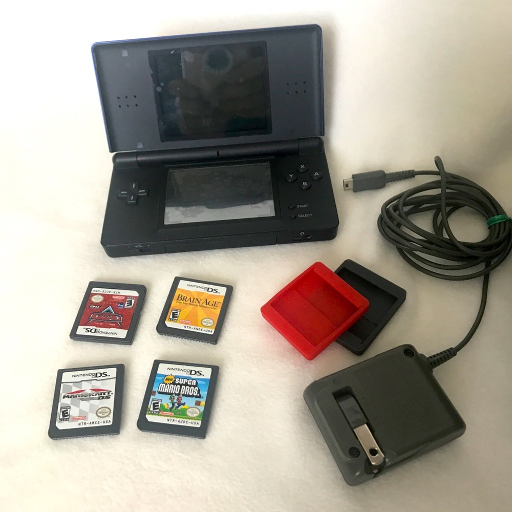 Nintendo DS + 4 games and carrying case